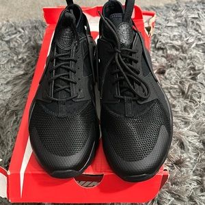 Brand new Nike air huarache run ultra gs